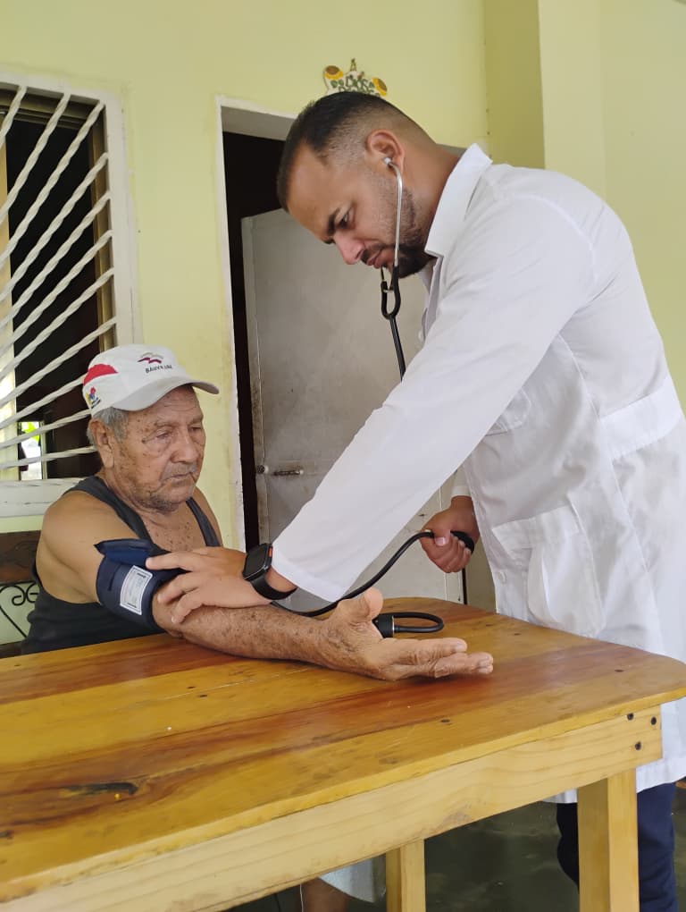 Cubacooperabol2's tweet image. Brigada Medica Cubana Centro de Diagnóstico Integral la llovizna Estado Bolívar consultorio las Malvinas brindando atención médica al pueblo venezolano
#CubaCooperaven
#CubaConVenezuela
#CubaPorLaVida 
@Cubacooperabol2