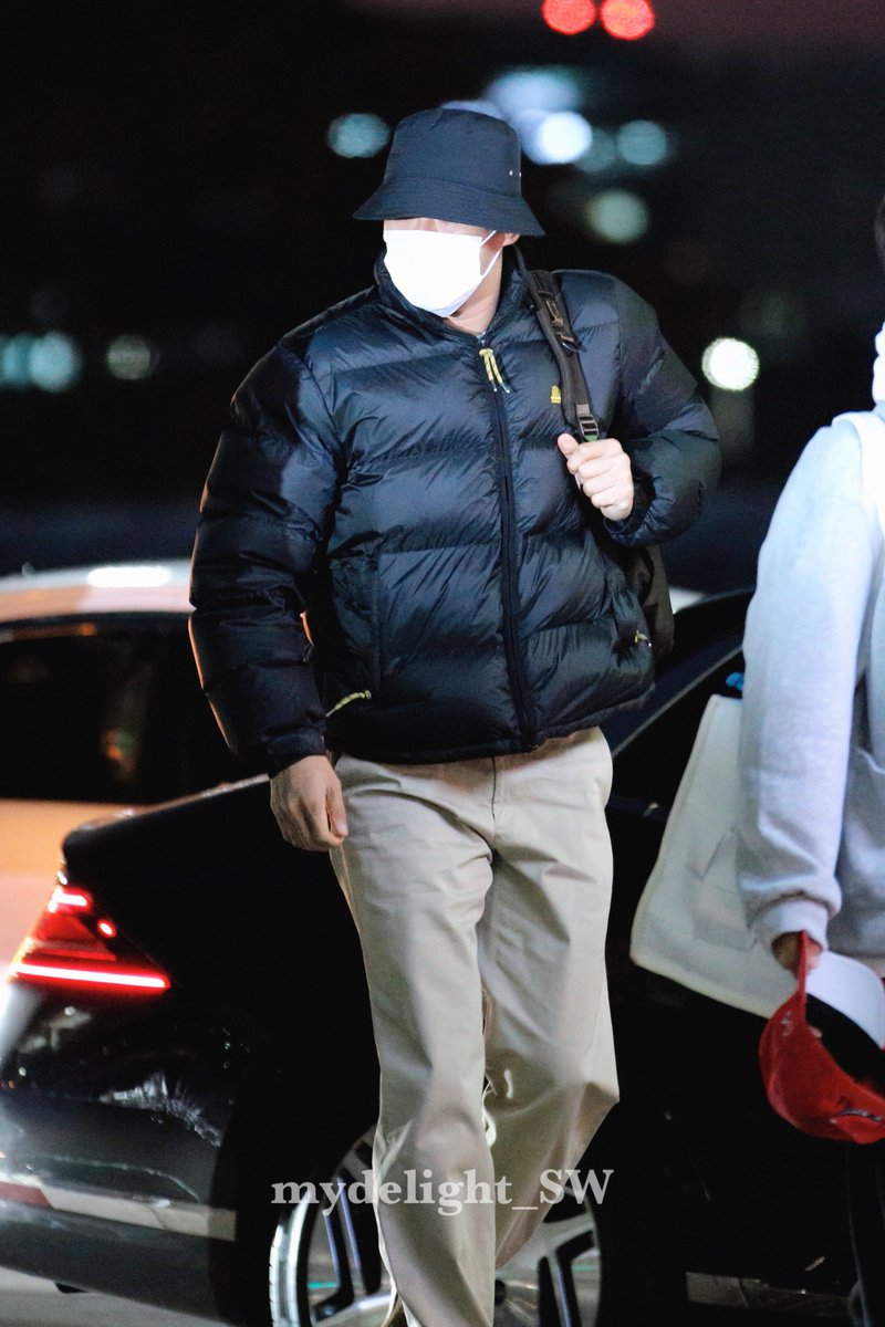 MyDelight_SW's tweet image. 251212 인천공항

오랜만에 벗킷햇과 함께 등장!
오빠 눈 찾기 미션 σ̴̶̷̤ . σ̴̶̷̤

#시원 #최시원 #SIWON #崔始源 #シウォン 
#슈퍼주니어 #SUPERJUNIOR @siwonchoi