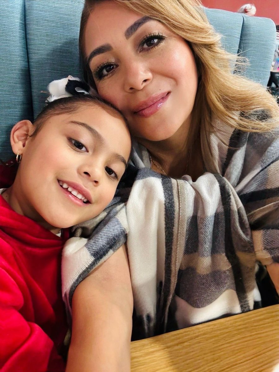 #FelizJueves 🙌🏼, mi corazón se regocija ante la sonrisa de mi adorada Sophia 💖, nos tomamos esta tarde para pasar un rato en familia y compartir de experiencias llenas de amor y felicidad ☺️✨🫶🏼 
¡Les enviamos un cálido abrazo y las mejores de las vibras #FelizTarde 🌟🫰🏻!