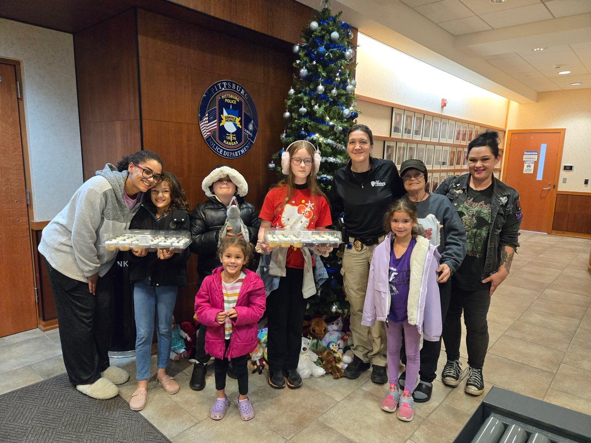 Huge thank you to the families who dropped off some cupcakes for our officers today. Your thoughtfulness truly warms our hearts this holiday season!