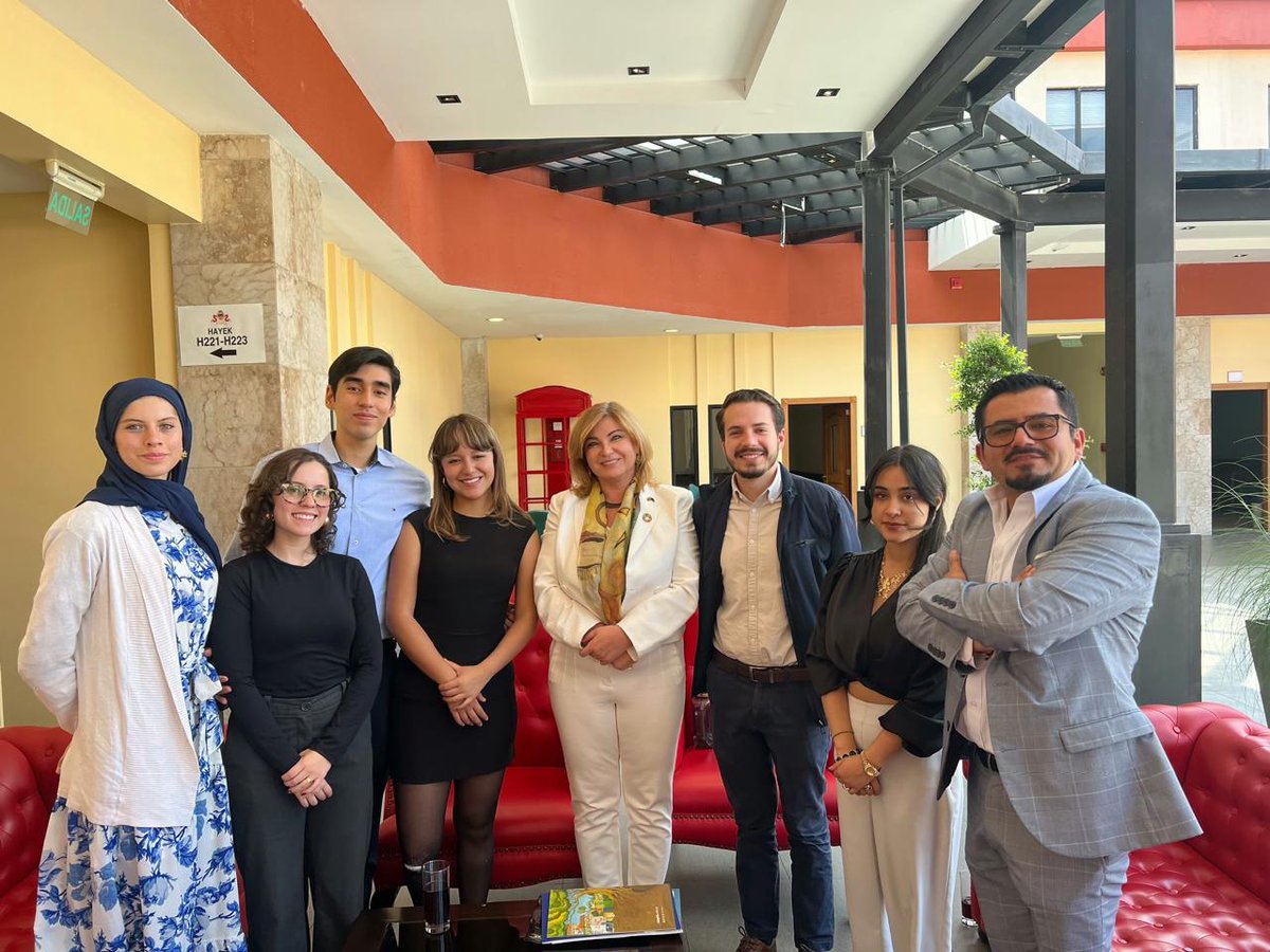 UEenEcuador's tweet photo. Junto a los estudiantes del Centro de Derecho Internacional de Protección #CDIP de la @USFQ_Ecuador, futuros líderes y defensores de derechos que asistieron al Conversatorio sobre juventud, #DerechosHumanos y crimen organizado.
La calidad de sus preguntas y activa participación fueron el motor de este encuentro, que nos permitió promover un diálogo indispensable para construir territorios de paz 🤝.
Agradecemos el valioso apoyo de Hugo Cahueñas, Director Adjunto del #CDIP; Ana Julia Viteri, senior fundadora; y José María Villacreces, senior fundador, por su compromiso y liderazgo en este espacio académico.