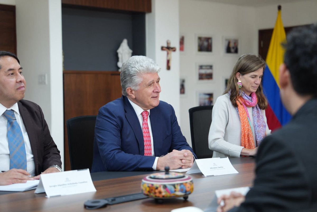 JencaMiroslav's tweet photo. En el marco del proceso electoral, dialogué con el Registrador Nacional, Hernán Penagos @Registraduria, sobre los avances en las #CITREP creadas por el Acuerdo de Paz, incluido el estado de las garantías de seguridad para su ejercicio efectivo. 🧵 https://t.co/oQndg6Mnbm