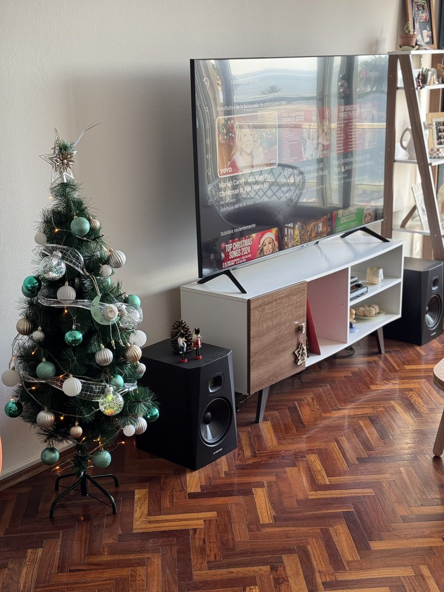 msofialp's tweet image. Tengo para regalar rack sencillo con 4 años de uso, un poco curvado para quien lo quiera/necesite. Se retiraría en Palermo.