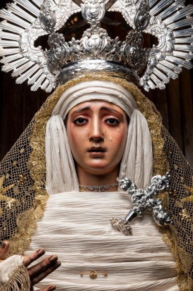 La hermandad de #Montserrat, de #Sevilla, <a href="/Hdad_Montserrat/">HDAD. DE MONTSERRAT</a>, peregrina con su titular a la abadía de Santa María de Montserrat, corazón espiritual de #Cataluña.

Sevilla va a Montserrat a venerar a 'la Moreneta'. Es un sueño que se hace realidad. Esta peregrinación es una ocasión