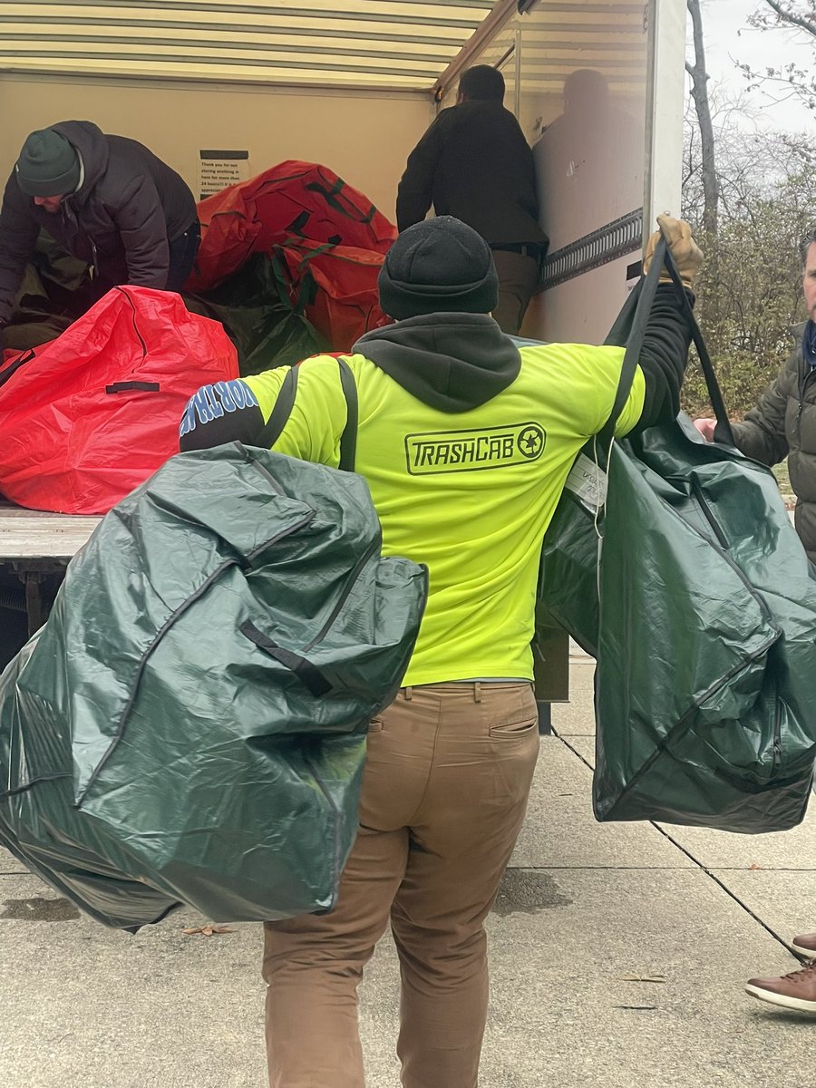 3andGFoundation's tweet photo. Today we transported clothes, toys, coats, hygiene items, and other gifts for 101 local veteran kids in need through Adopt a Hero. 

A huge thank you to our friends at TrashCab for volunteering to load, unload, and transport every single item.

#3andGVeterans https://t.co/2p8UieLSsY