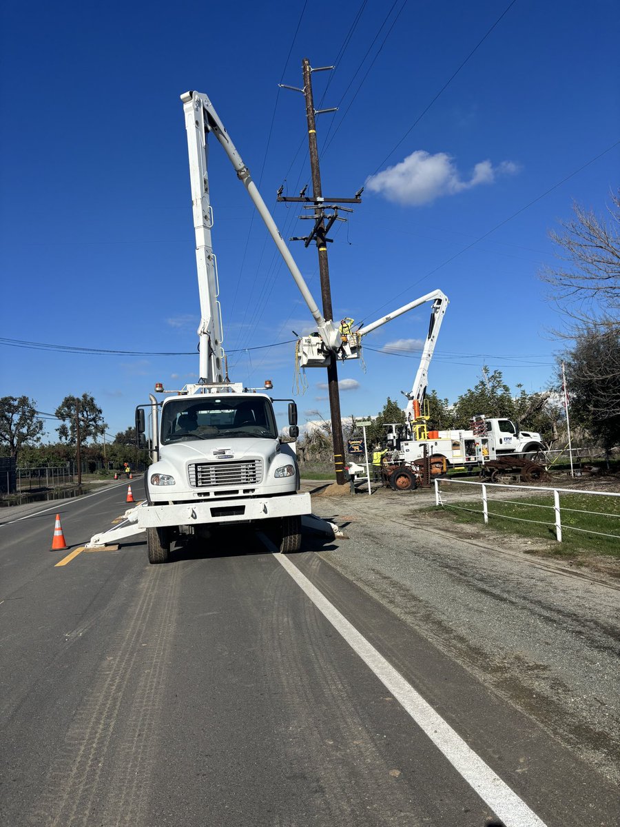 47Ibew's tweet photo. Big poles, high voltage, zero shortcuts. 60 kV change outs with Ferreira Power. ⚡🚧
#UnionBuilt #IBEW47 #local47 #ferrierappower #fpw https://t.co/gnTJgasVdn