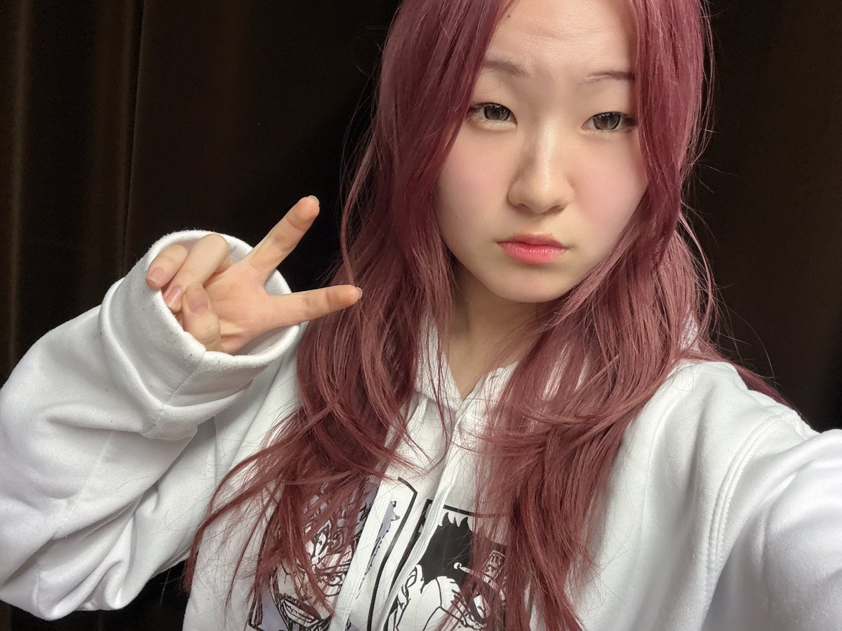 ayur_dance's tweet photo. 次はピンクに染めました🎀

初めてのリタッチ中に漫画を読んだのですが、少しだけあゆりに似ている部分があってお守りとしてその漫画を購入するか悩んでます！！

4巻、5巻が店頭になかったんです🥺

『ありす、宇宙までも』という漫画です📕 https://t.co/xKFquEjj4r