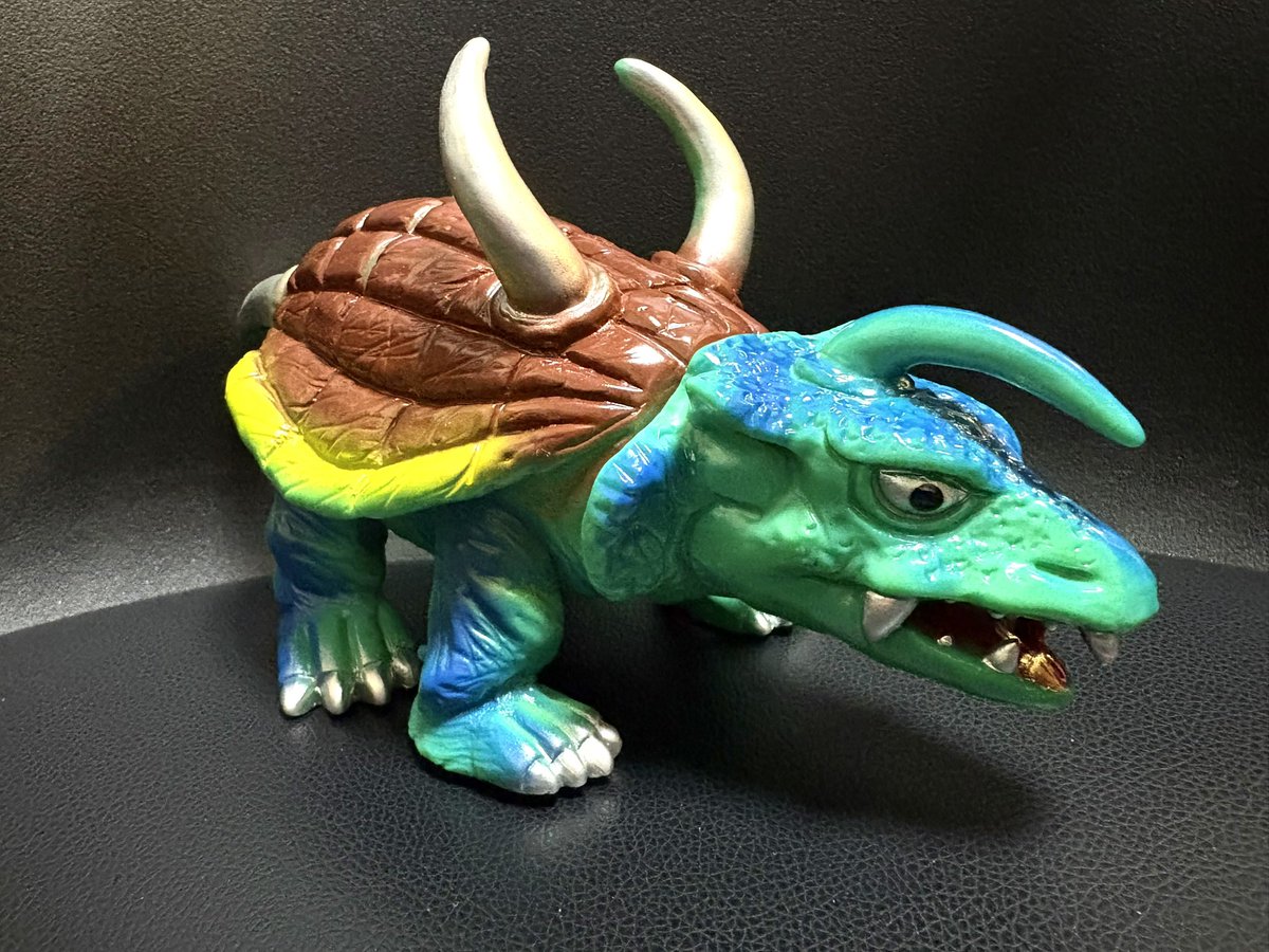 ブルマァク、#キングストロン。子供が壁に落書きしたイラストから誕生