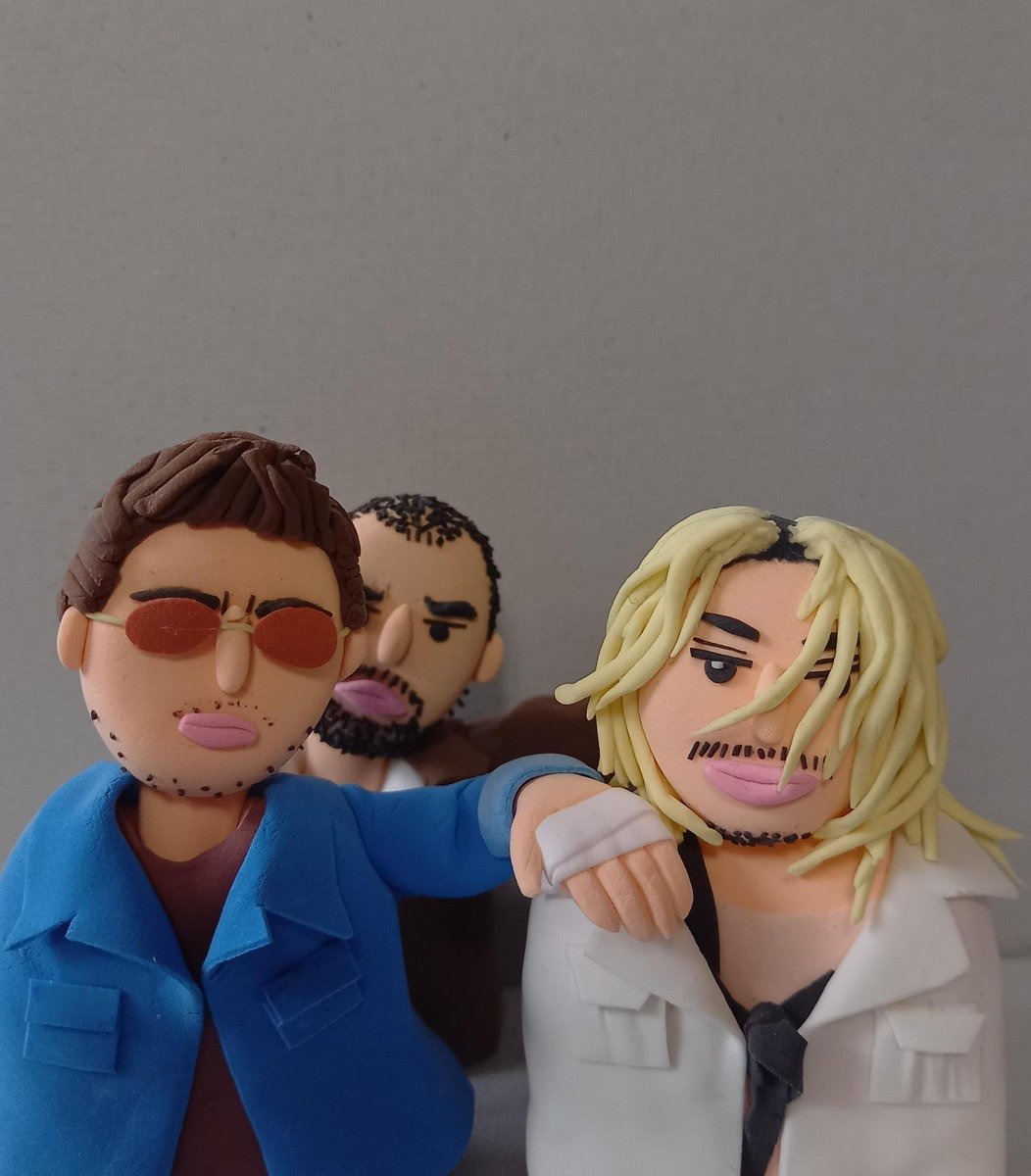 カメラ目線でキメ顔…謎のスリーショット😆

#藤井風
#CasketGirlMV 
#紙ねんど