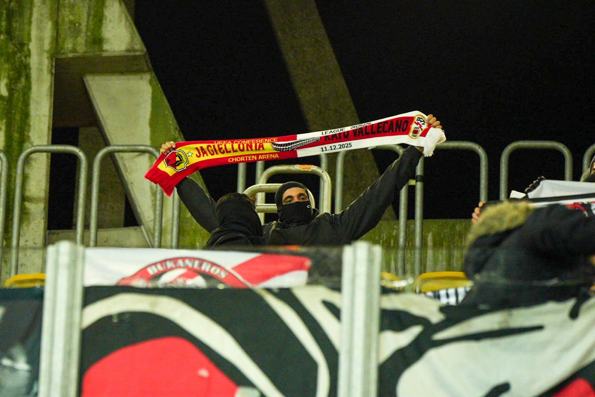 KubaSeweryn's tweet photo. #JAGRAY Ultras Rayo z szalikiem dzielonym. 😆

fot. Rafał Kasabuła. https://t.co/Bm2qXEvBeV