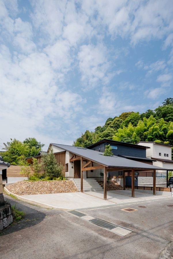 tecture1's tweet photo. 【敷地の高低差や内と外を大屋根がつなぐ住空間】 
https://t.co/dUrvK0GpLm

南郷の家 / ハース建築設計事務所 
#TECTUREMAG過去記事 
#TECTUREMAGDIGOUT 

Photographs: Yuta Yamada https://t.co/vCzNY6UQcR