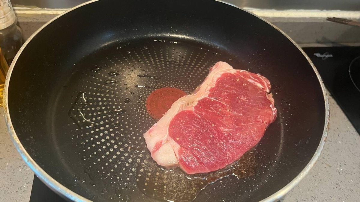 linuxsdc's tweet image. The steak is sizzling, the sandwich is calling, and my hunger is real. Who’s with me? 🔥🥩🍞 #FoodGoals #usalife #America #Food