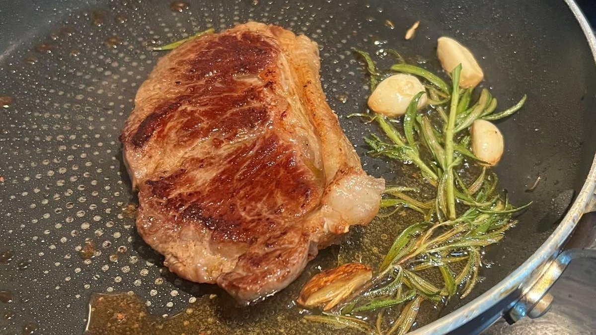 linuxsdc's tweet image. The steak is sizzling, the sandwich is calling, and my hunger is real. Who’s with me? 🔥🥩🍞 #FoodGoals #usalife #America #Food