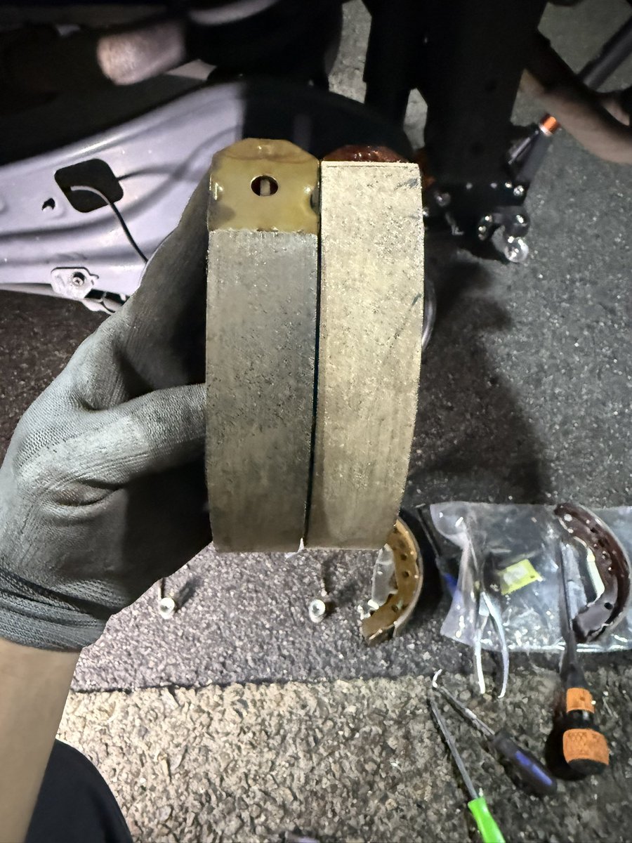 Ayayan_F_Tworks's tweet photo. エブリイのブレーキローター、パッド、シューを交換

普段荷物、積みっぱなしで車重に対してブレーキが負けてるのでその辺りを考慮しての磨材チョイスのオーダー品！

リアもしっかり効くし、フロントもガッチリ、かつペダルフィールもダイレクトで使いやすい😊

#タイメック
 #TIMEC https://t.co/ExWzLHXYvF