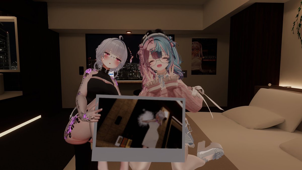 legacycode8's tweet image. 昨日はGLASSAGEでした！過去一番人多かったのかな？
沢山来てくださってありがとうございましたー！
毎回接客ネタを考えるのが楽しみなイベントですｗ
 #VRC_GLASSAGE