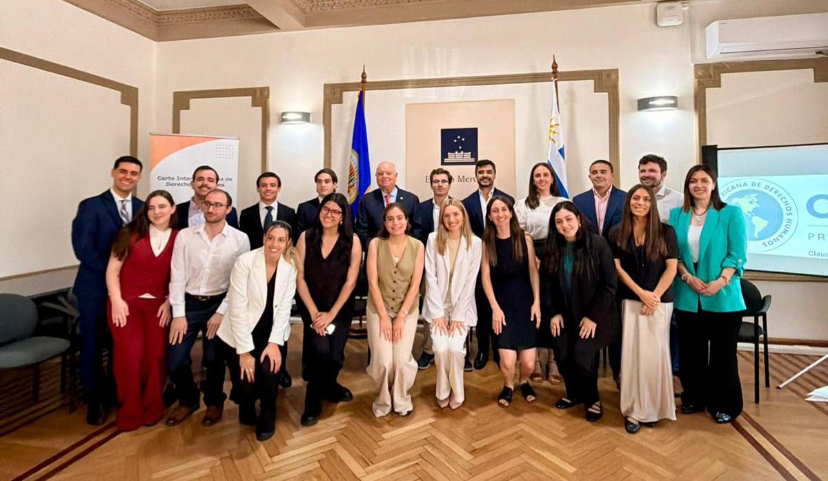 🎓⚖️ Hoy se llevó a cabo la Ceremonia de Finalización de Pasantías con estudiantes de las Facultades de Derecho del Uruguay que asisten a la Oficina del Juez Ricardo C. Pérez Manrique.

El Secretario de la Corte, Pablo Saavedra Alessandri, y el Vicepresidente, Juez Rodrigo