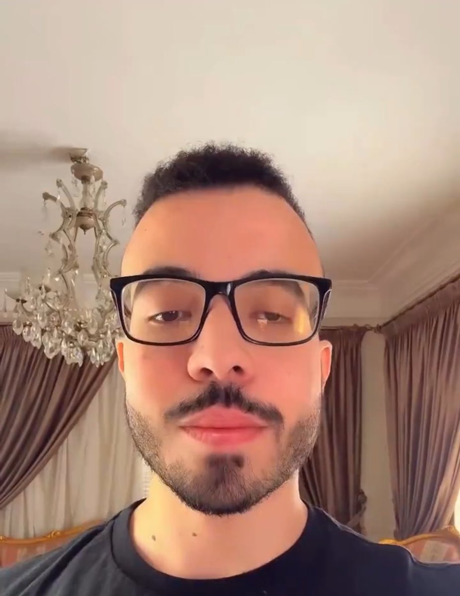 كاسر قلبي هذا الشاب 💔 كاسر قلبي ياجماعة وودي أفهم العالم هذي مو مصدقين أنه راح يفقد البصر ؟ 
هل الولد يكذب عليكم ؟ ماتخافون الله محد يغرّد عنه حتى ؟ قلوب حجر ؟ شاب مُسلم ( مُسلم ) مُسلم يقولكم الوقت ينفذ قرّب يصير أعمى للأبد خلال وقت قصير ؟ غردوا عنه بس !
 #انقذوا_بصر_حسام