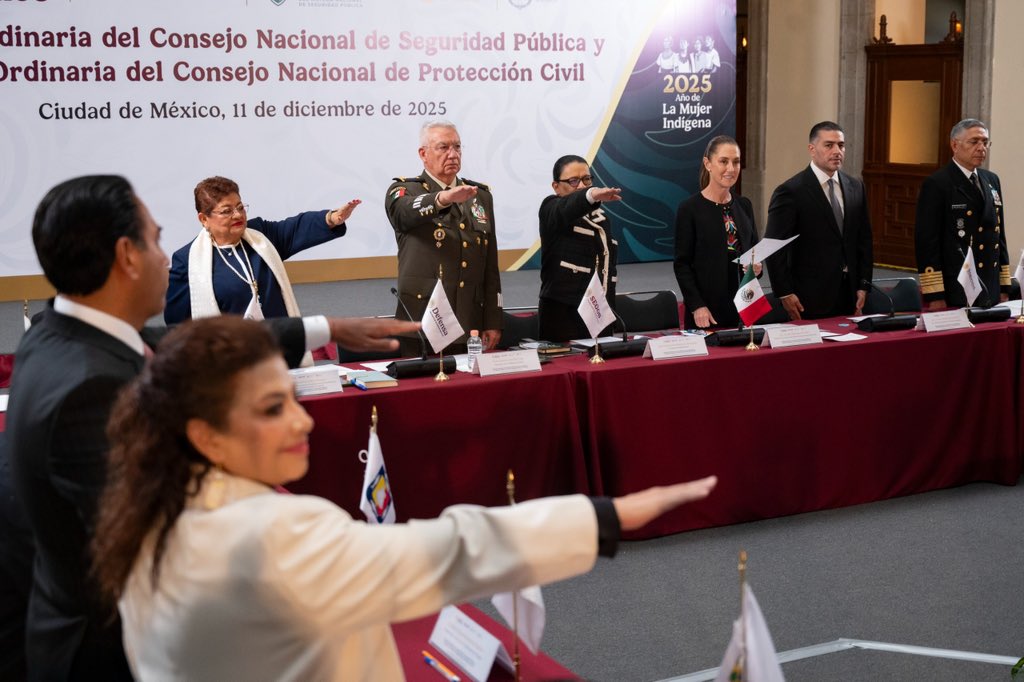 ccurieldeicaza's tweet photo. Acompañamos a la presidenta @Claudiashein en Palacio Nacional en la sesión del Consejo Nacional de Seguridad Pública. Desde @cultura_mx, contribuimos a fortalecer la cohesión social y la construcción de paz mediante una estrategia integral que articula esfuerzos y resultados en todo el país. 
@GobiernoMX