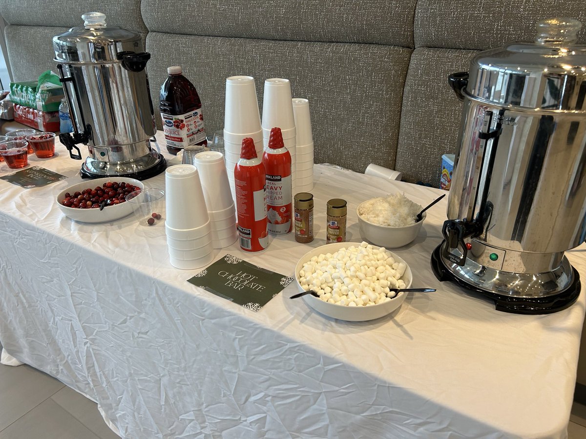 We had a fun time celebrating the holidays with our #ONE22ONE tenants! The festivities included a delicious lunch from Monell’s, winter drinks, a dessert bar and gingerbread decorating from Pie Society, drawings for great prizes and handmade gifts from <a href="/CushWake/">Cushman & Wakefield</a>. #happyholidays