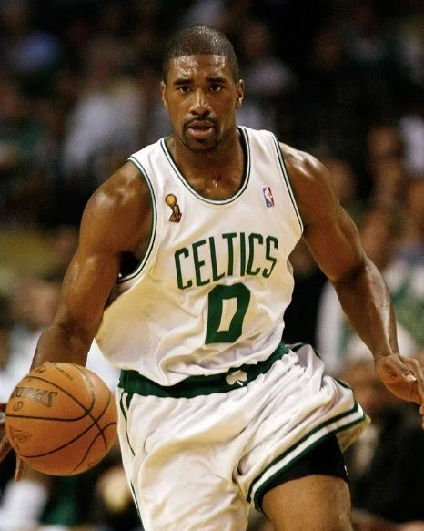 RandomNBAHoops's tweet image. RANDOM NBA PLAYER:
Leon Powe, PF/C (2006–11)

Boston Celtics (2006–09)
Cleveland Cavaliers (2009–11)
Memphis Grizzlies (2011)

Career Averages: 6.2 PPG, 3.8 RPG, 0.3 APG