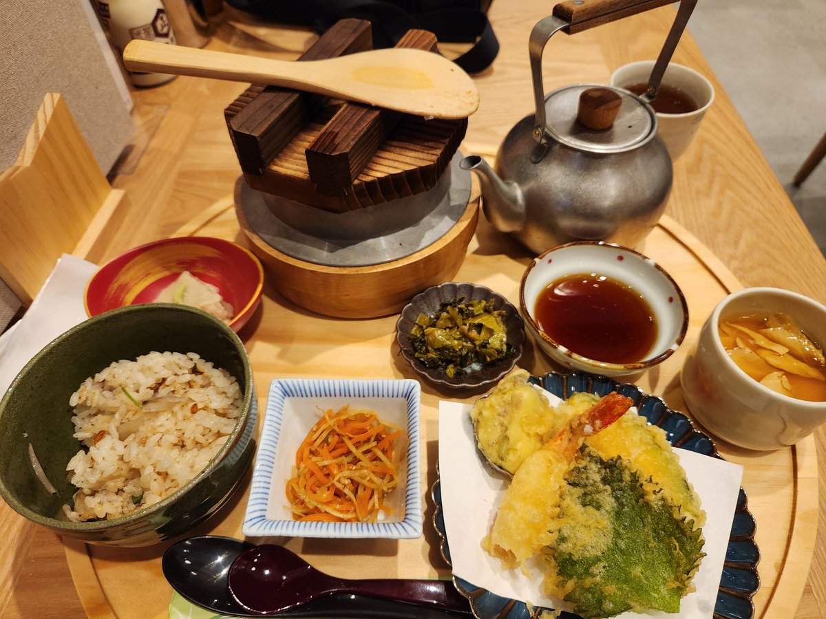 昨日の昼食と今朝の朝食