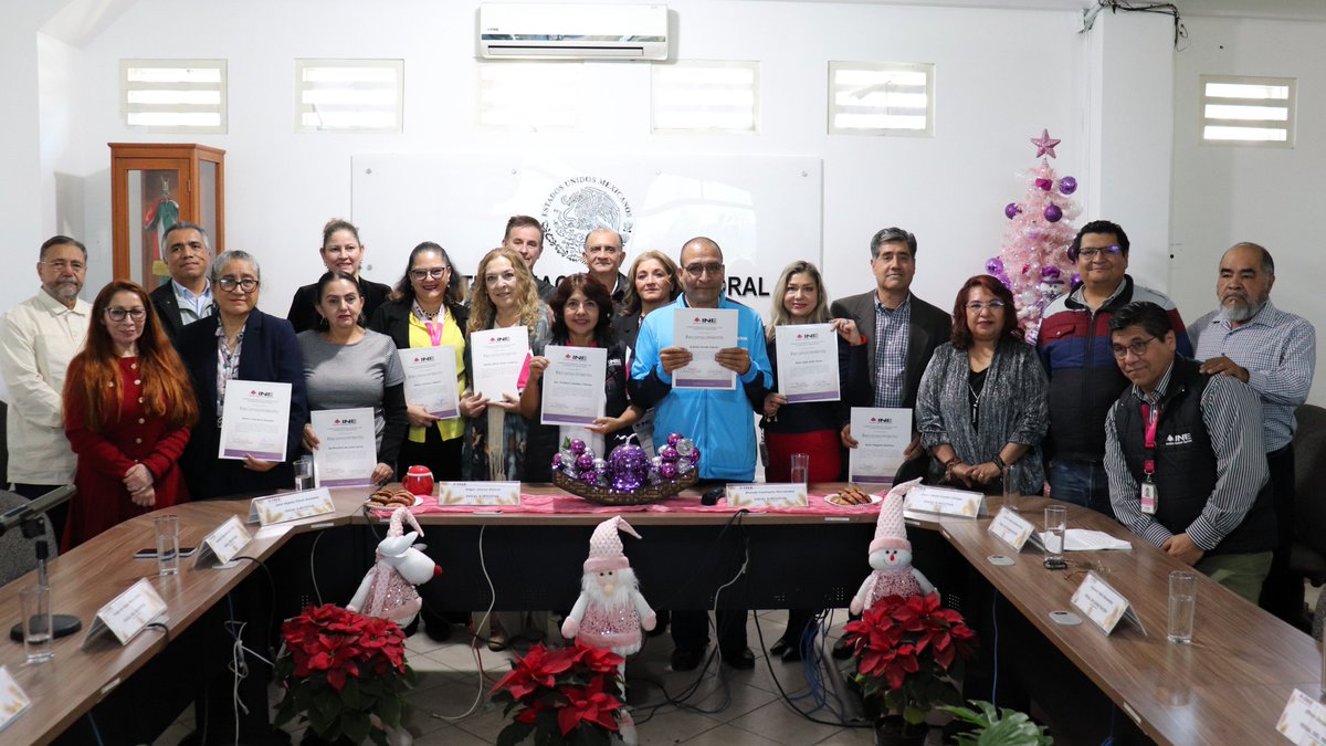 ✨<a href="/INE_Ags/">INE AGUASCALIENTES</a> reconoció a personal que se despide del Instituto, destacando que su trayectoria y labor fue fundamental para garantizar el ejercicio pleno de los derechos político-electorales de la ciudadanía 🪪
#GaleríaINEAgs📸
facebook.com/share/p/17o5C4…