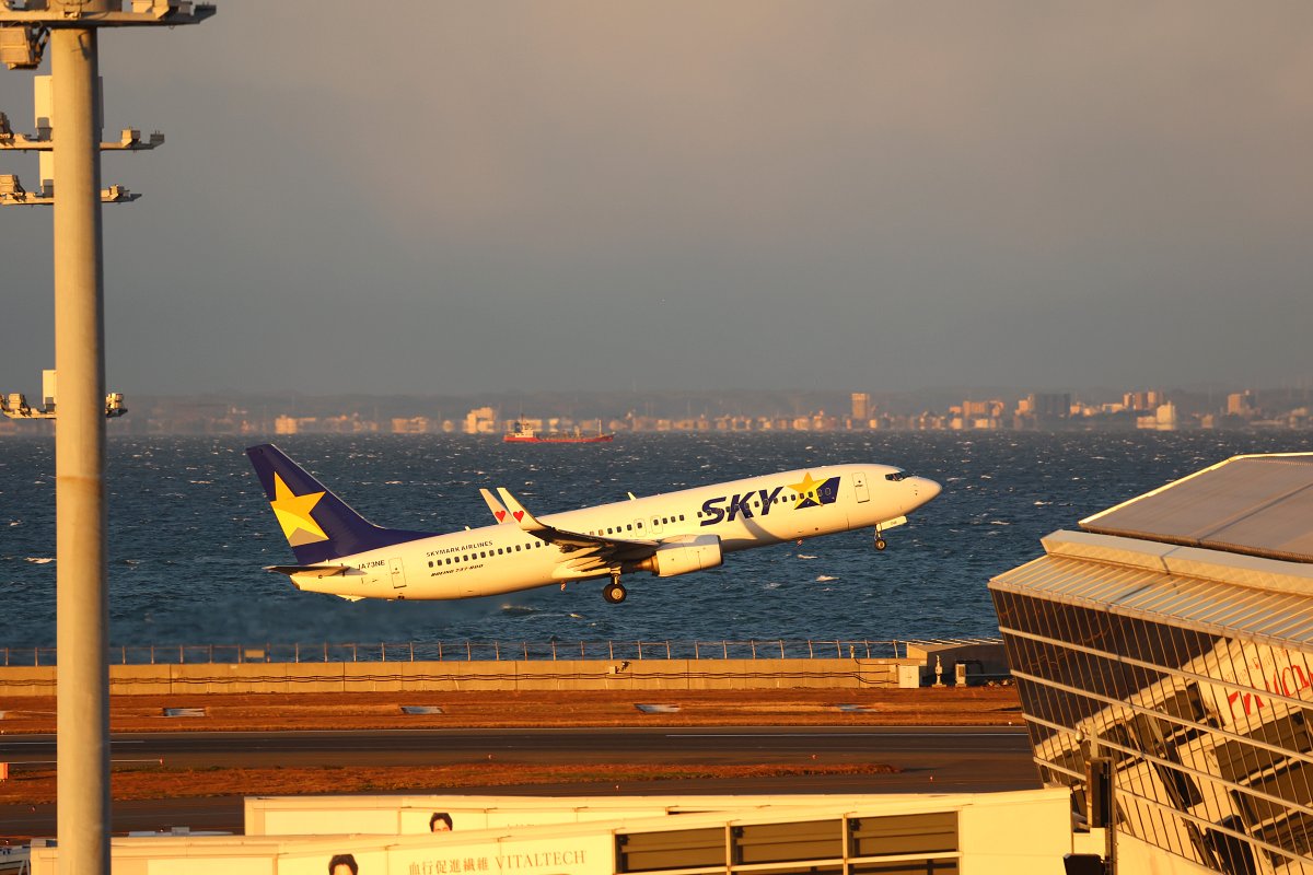 朝の札幌行きの1.2番コンビのスカイマークとPeachが朝日を浴びて離陸し