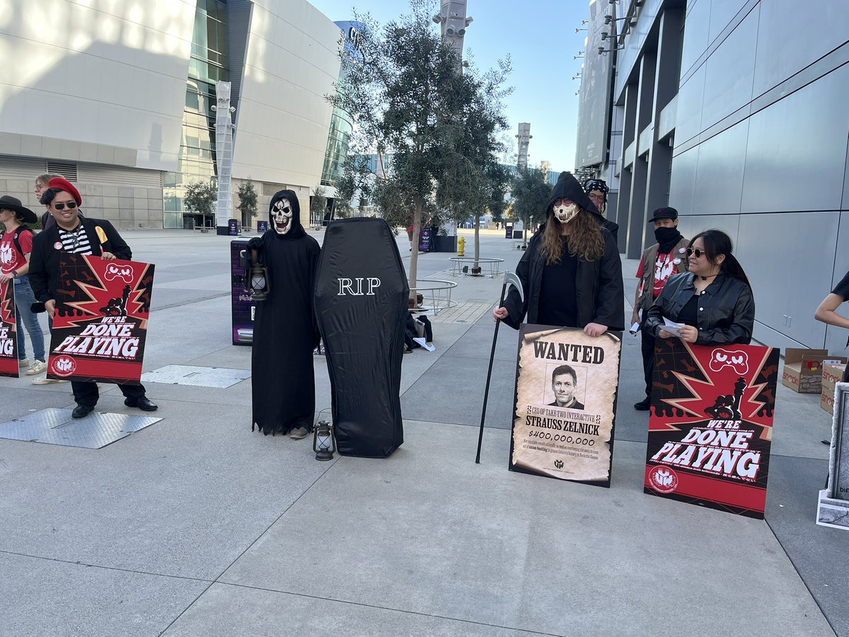 Vahn16's tweet image. around 40 game developers affiliated with @vgworkers have gathered outside the peacock theater, where the game awards will take place in a few hours, for a “the industry is dead” demonstration