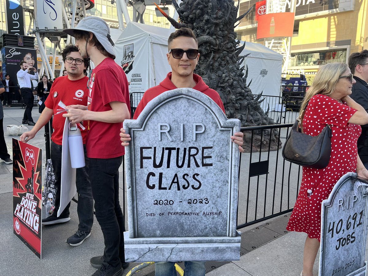 Vahn16's tweet image. around 40 game developers affiliated with @vgworkers have gathered outside the peacock theater, where the game awards will take place in a few hours, for a “the industry is dead” demonstration