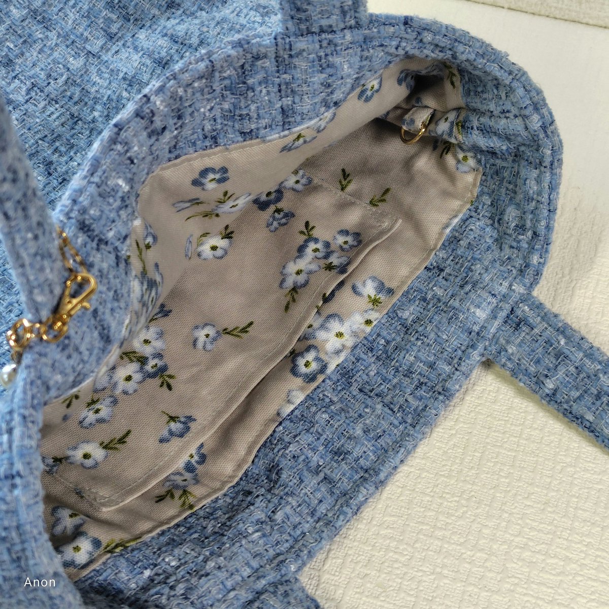 ツィードのペタンコバッグです。
バッグに荷物が入りきらない時に、私はエコバッグを使っています。
それが、いまいちダサい😅
店内で外したマフラー🧣やパンフレットなどを入れり゙…。
上品に使えるのではと思います☺️