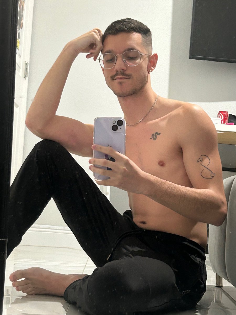 mofoncio's tweet photo. Since everyone is showing feet https://t.co/CR6JpmlRat
