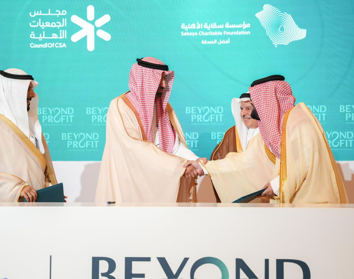 لقطات عفوية تختصر كثيرًا من المعاني؛
احترام وتقدير متبادل، واعتزاز بدور القطاع الأهلي والتنموي ضمن منظومة العمل التنموي المؤسسي.
مشاهد كهذه تعكس قيمة العلاقة المهنية المبنية على الثقة والوضوح، وأهمية التواصل المباشر في دعم التكامل بين الجهات والقطاع. 
ونثمّن حرص معالي الوزير على