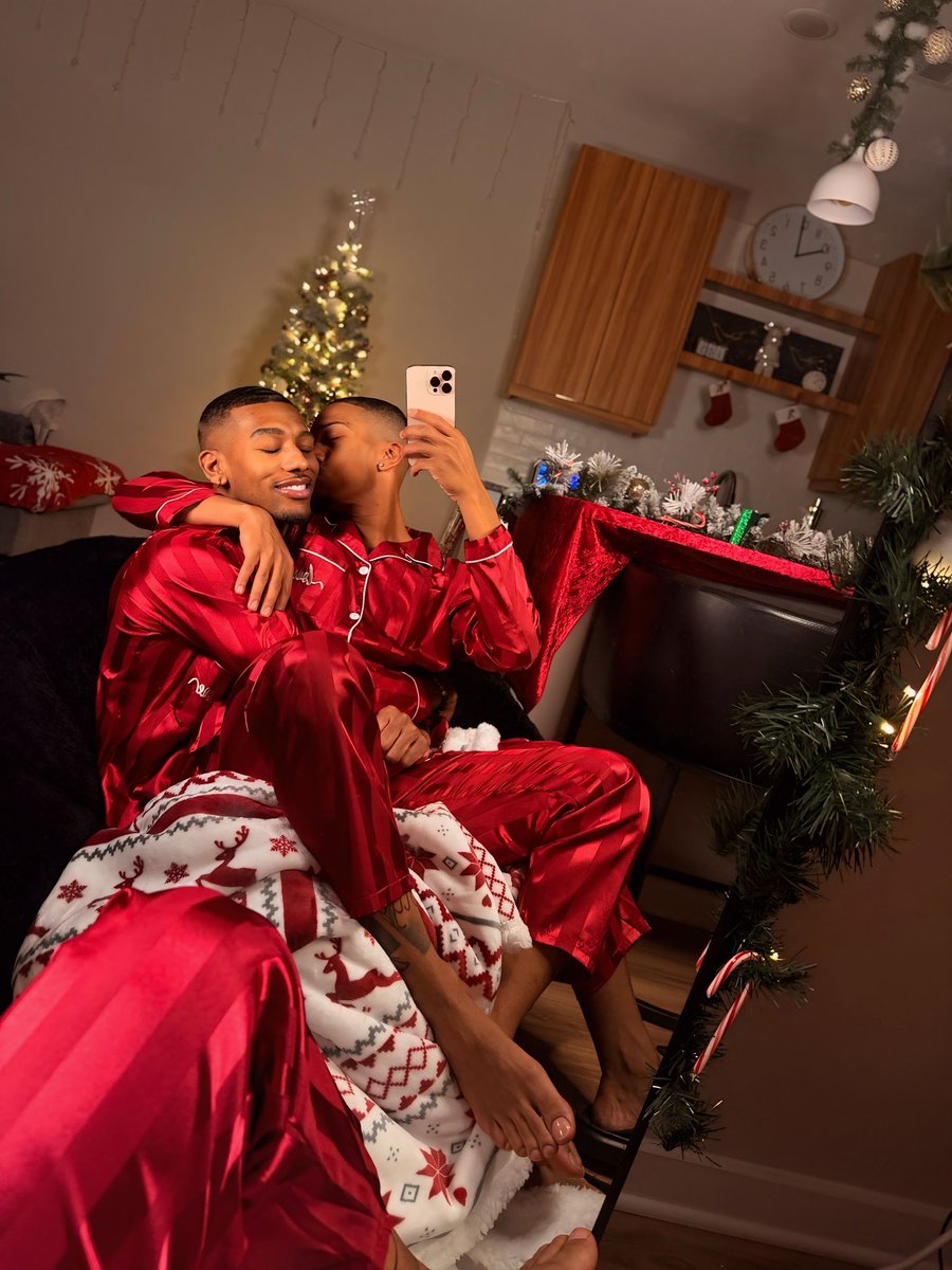 kasaunamari's tweet image. It’s Giving Christmas 🎄🎅🏽❤️