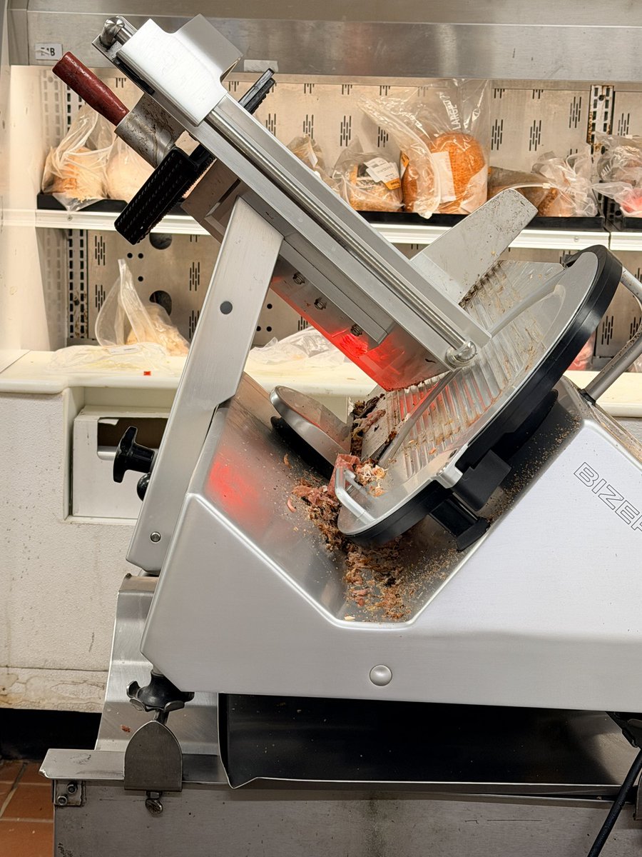 ctblondie's tweet photo. @StopandShop The deli in your Hamden, CT store leaves much to be desired. I was there today at around 4:15pm for cold cuts and there was no one behind the deli counter. While waiting for someone to appear, I noticed the slicing machines had not been cleaned. https://t.co/VZXPUzvWba