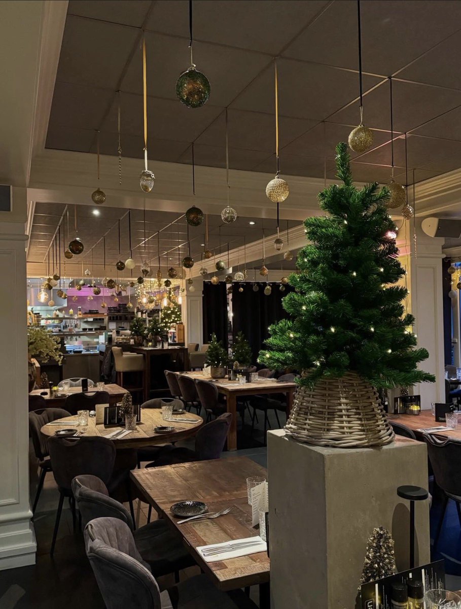 ✨✨ Kerstsfeer zoals het hoort… warm, stijlvol en gezellig! ✨✨

Bij ons hangt de magie letterlijk in de lucht - twinkelende lichtjes, gouden ornamenten en knusse tafels die al klaarstaan voor jullie fijne avond uit. 🌟🎄