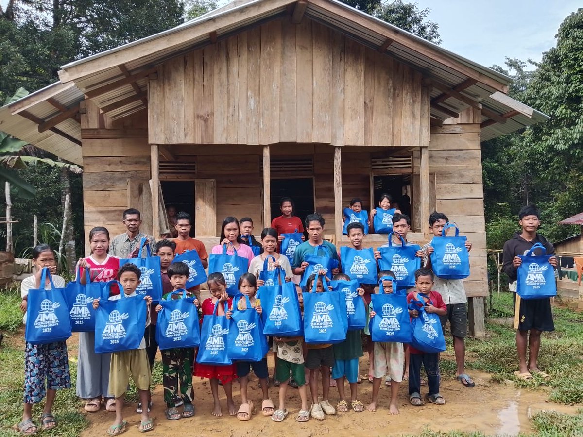 AMGINTL's tweet image. Bundles in Indonesia. Continue to pray for all of our centers as they celebrate Christmas! Praise God for our national missionaries who build the Bundles, plan the celebration, and share the gospel with the community.