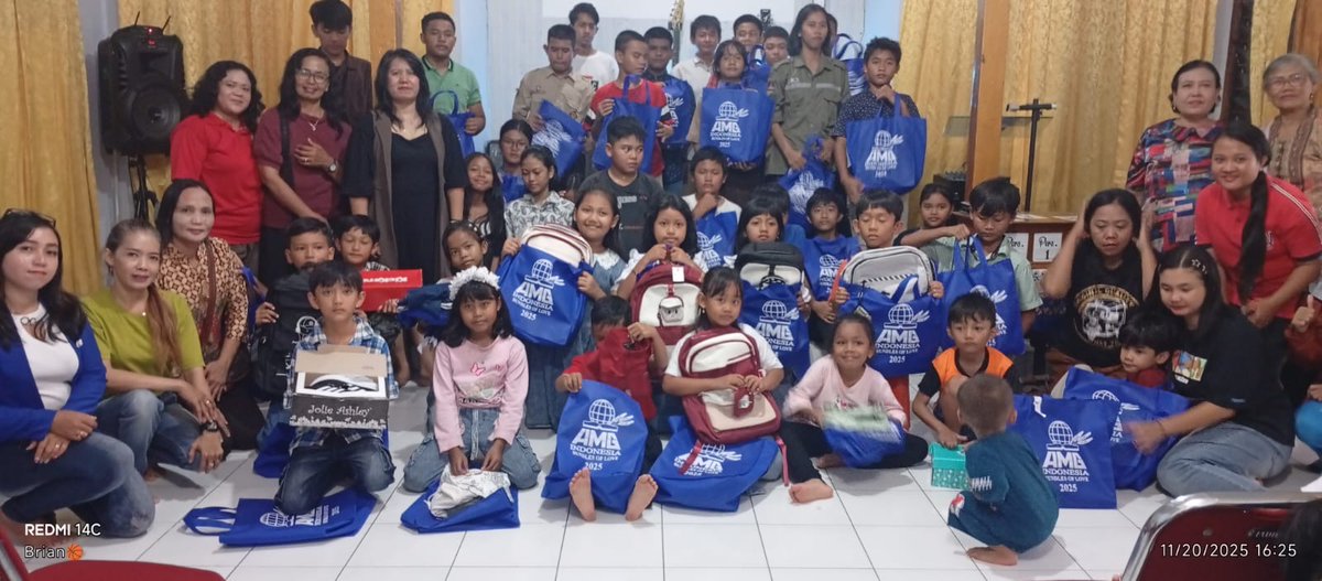 AMGINTL's tweet image. Bundles in Indonesia. Continue to pray for all of our centers as they celebrate Christmas! Praise God for our national missionaries who build the Bundles, plan the celebration, and share the gospel with the community.