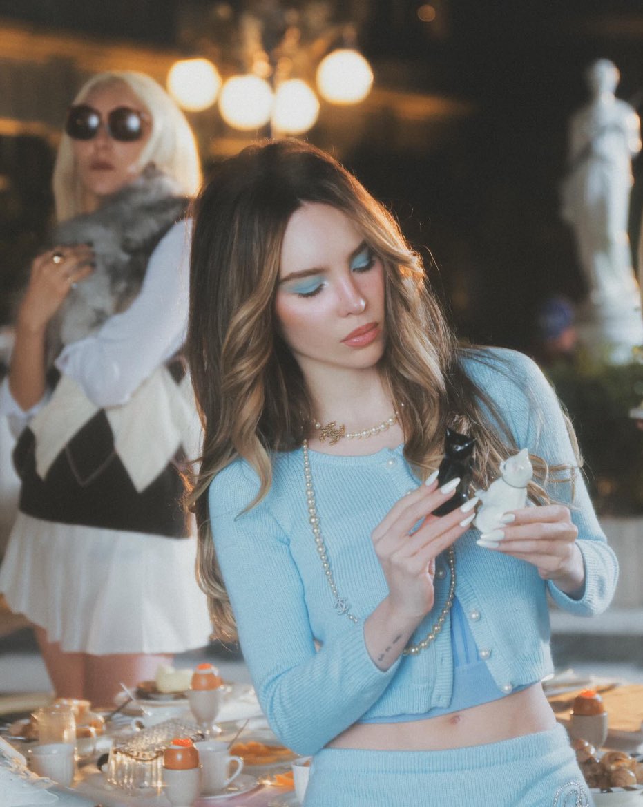 la cantidad de elegancia y clase que sirve siempre 😮‍💨

HETEROCROMÍA MUSIC VIDEO