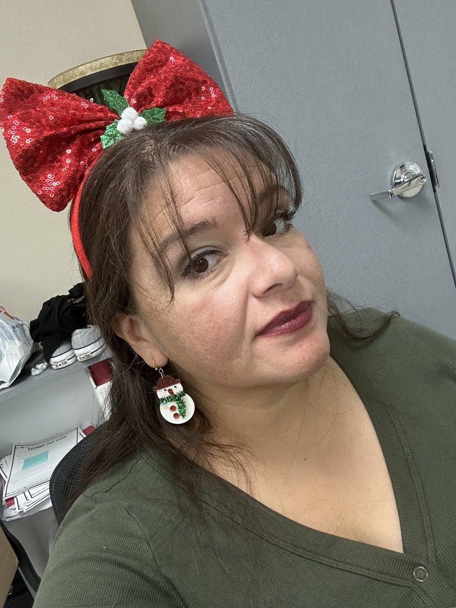 MsMontanoMusic's tweet photo. My 6th holiday concert is in the books! Always thankful for everyone that helps get everything done! I didn’t get videos of the kids BUT they did AMAZING! #MusicTeacherTired #SanEliMusic #ReadyForBreak https://t.co/dgwG85CKQX