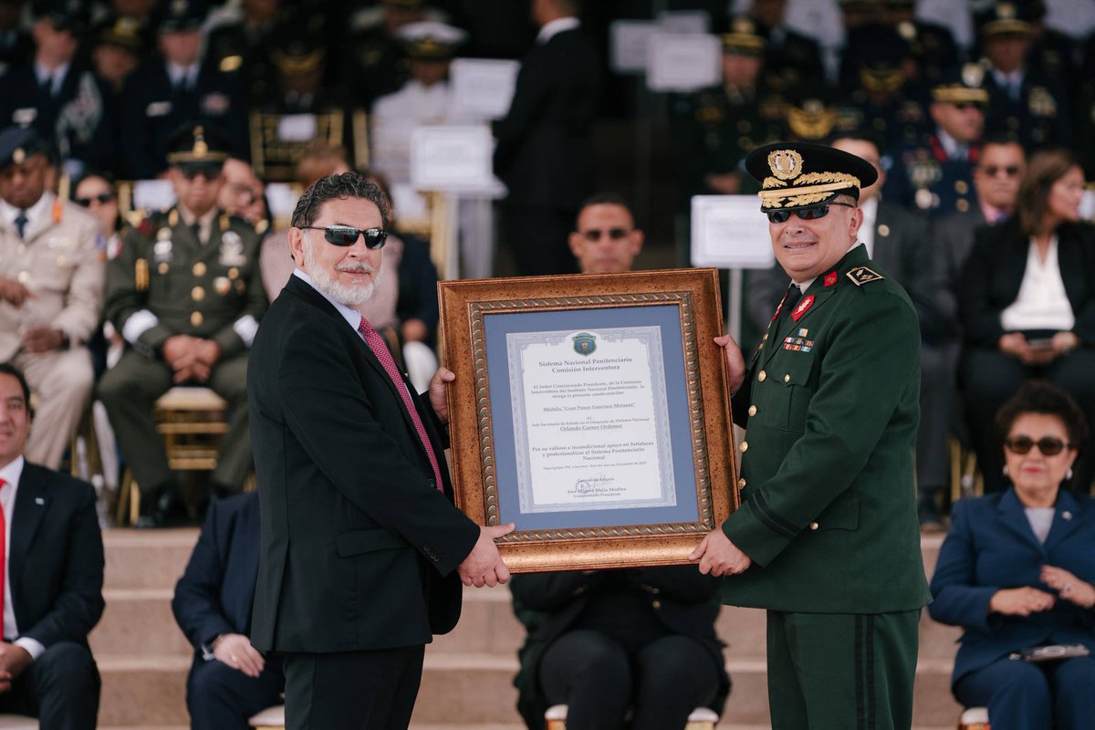 Sedenahn's tweet photo. Durante la ceremonia conmemorativa del Bicentenario del Ejército, el general José Miguel Mejía, Presidente de la Comisión Interventora del Instituto Nacional Penitenciario (@INP_HN), impuso la prestigiosa Medalla "Gran Prócer Francisco Morazán" al Viceministro de Defensa Nacional, Orlando Garner Ordóñez🎖 (@vicesedenahn), por su valioso e incondicional apoyo en el fortalecimiento y profesionalización del sistema penitenciario nacional.  

Esta distinción, que evoca el legado del ilustre General Francisco Morazán —símbolo de unión, justicia y visión centroamericana—, representa el más alto honor que se otorga a quienes, con dedicación y sacrificio, contribuyen al bien común de Honduras. 

La labor del Viceministro Garner Ordóñez, ha sido fundamental para avanzar en la transformación del sistema penitenciario, un esfuerzo que busca no solo recuperar el control y la seguridad en los centros penales, sino también restaurar la dignidad de las personas privadas de libertad y garantizar el respeto a los derechos humanos.