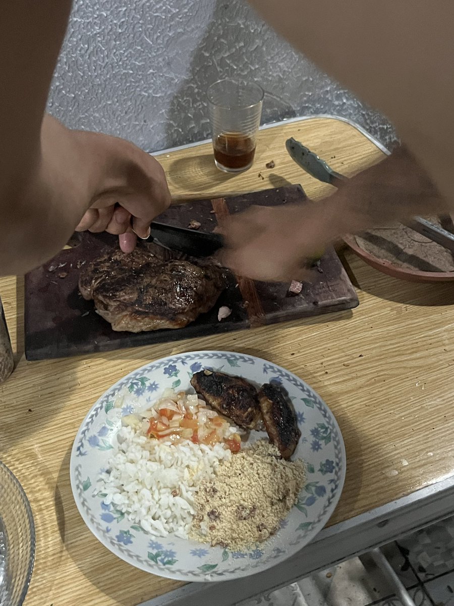 vulgosolove's tweet image. o querido cortando a carne pra mim e eu lembrando de um momento bem específico do twitter desse ano