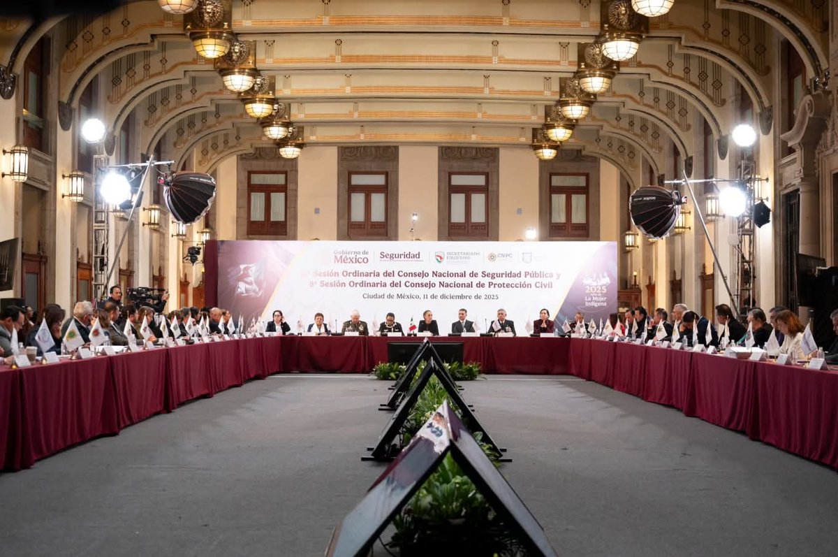 Integrantes del gabinete, gobernadoras y gobernadores acompañamos a nuestra presidenta, <a href="/Claudiashein/">Claudia Sheinbaum Pardo</a>, en Palacio Nacional para la 52° sesión Ordinaria del Consejo Nacional de Seguridad Pública y la Octava Sesión del Consejo Nacional de Protección Civil.

Desde la #SEP estamos