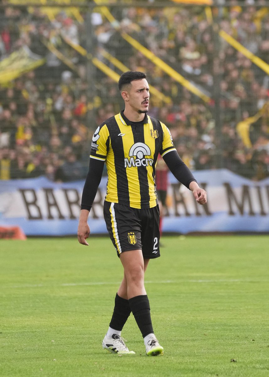 ¡GIACOPUZZI RENOVÓ CON EL AURINEGRO! 2️⃣✔️

Facundo Giacopuzzi, uno de los baluartes de la defensa aurinegra en el campeonato, continuará en nuestra institución para el próximo certamen.

El jugador firmó esta tarde el vínculo que lo mantiene unido al Club Social y Deportivo