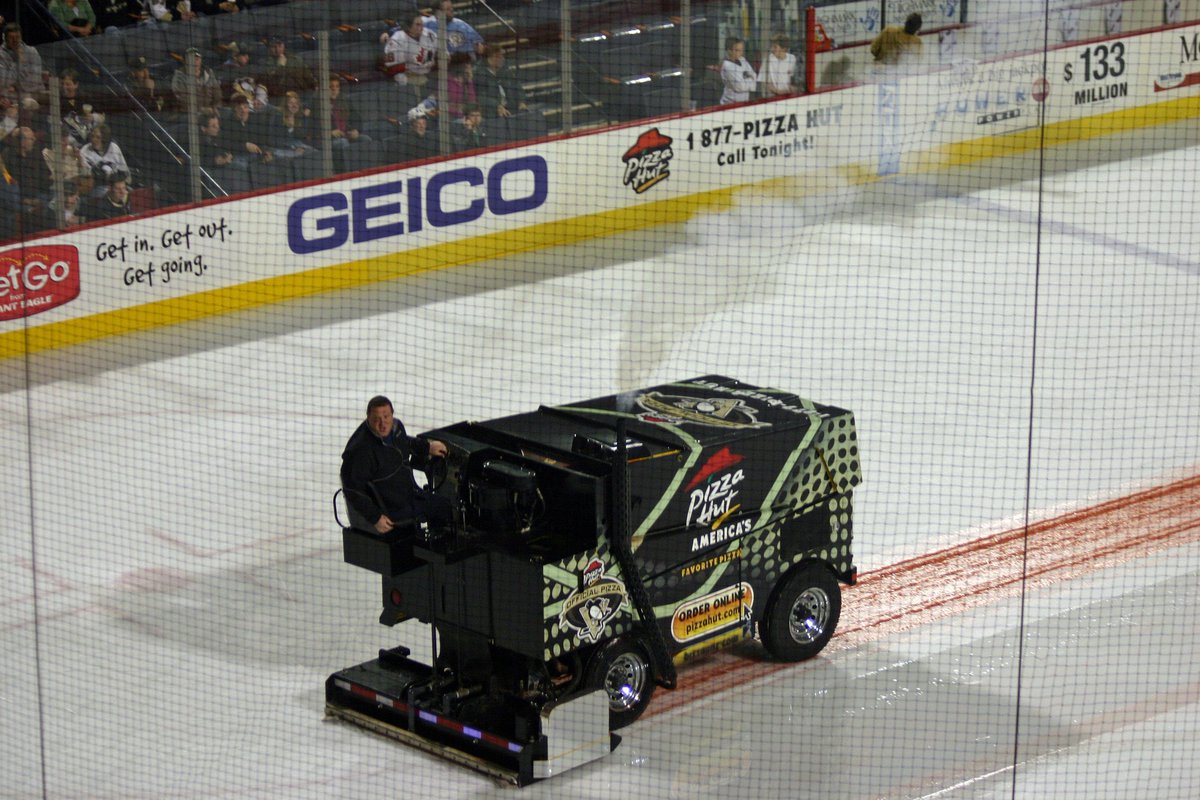 企鹅冰场险情:Zamboni爆裂致火红污液洒场,球队逆转成传奇一幕 - 1