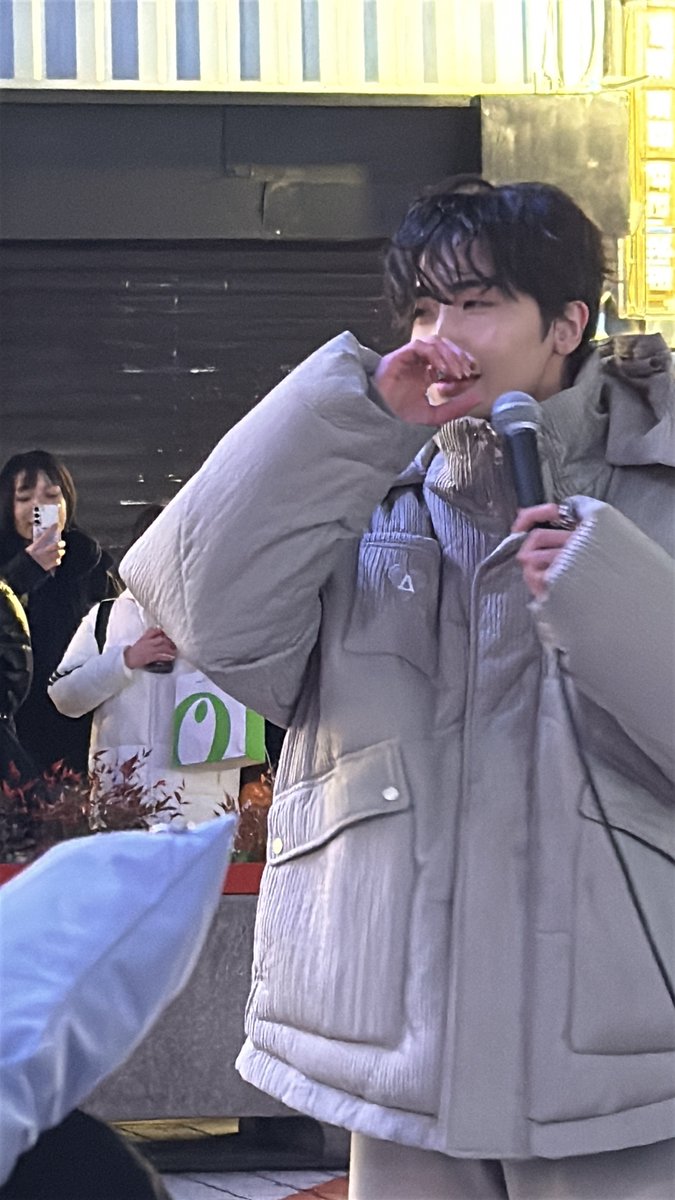 btscanthrowme's tweet photo. not bts related but does anyone know who he is? 
i saw him busking last night since he literally had a huge crowd. even had fansites clicking his pics left and right but sm of us had no idea who he was https://t.co/2qK3cars24