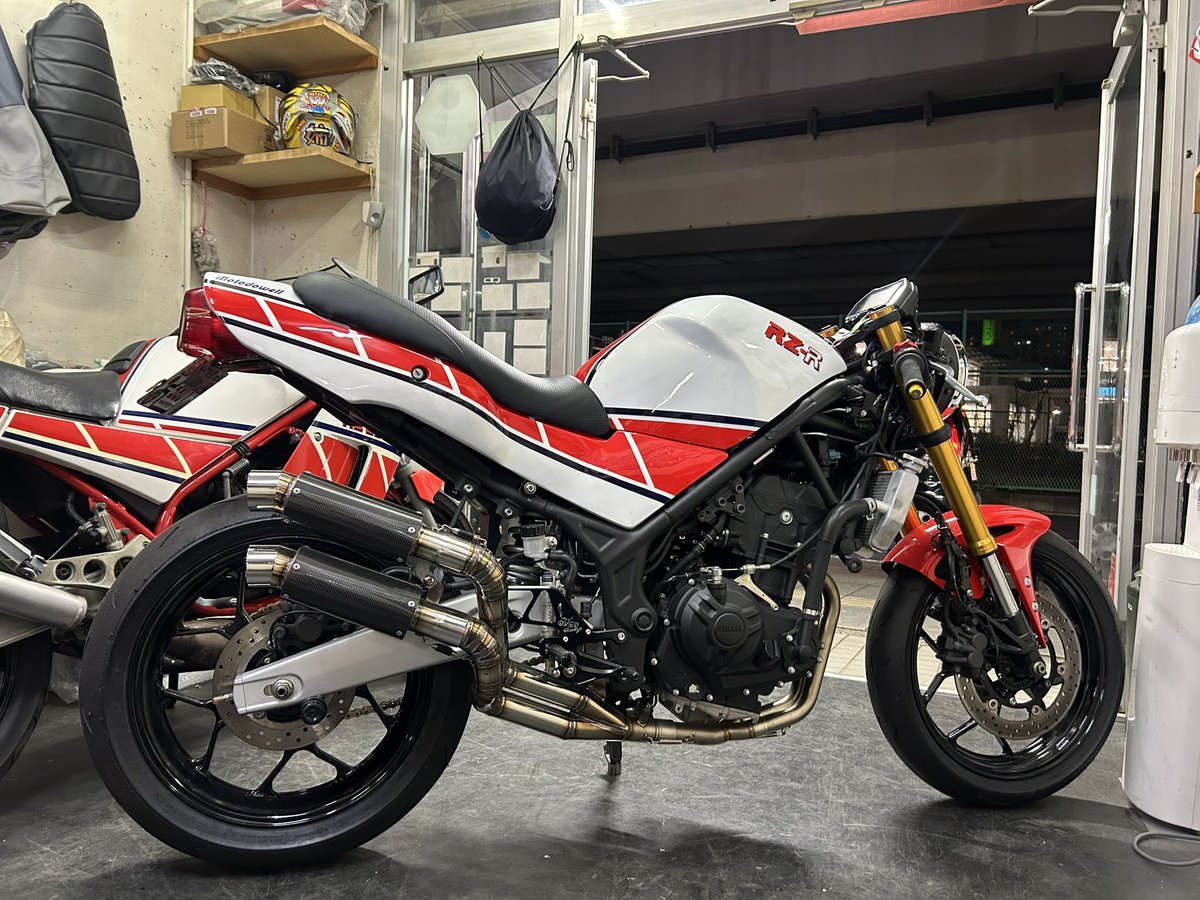motodowell's tweet photo. 『RZ-R』

あーるぜっとだっしゅあーる

型枠製作中で、しばらく店頭に飾ってませんでした。

マスター作って、役目を終えた試作…。

月曜日から深夜2時まで作業して、違うカラーに塗ってます♫

明日くらいに発表かな？です！

ラインナップ（オプション）

①RZ250RRストロボ

②アーリーゴロワーズ（水色）

③1XGゴロワーズ

④ケニーイエロー

⑤3HM最終ホワイト

の予定です。

オーダーカラ���はしばらく出来ないと思うので、ペインターさんにお願いしてください。

あと、かなりの予約いただいておりまして、当社で「中古の安い車体を探して」もクタクタの車体だと、整備が追いつかないので、新車か新車級にしばらく限定させてくだい。

取り付けはホント簡単なので、ウチじゃなくても平気ですよ♫