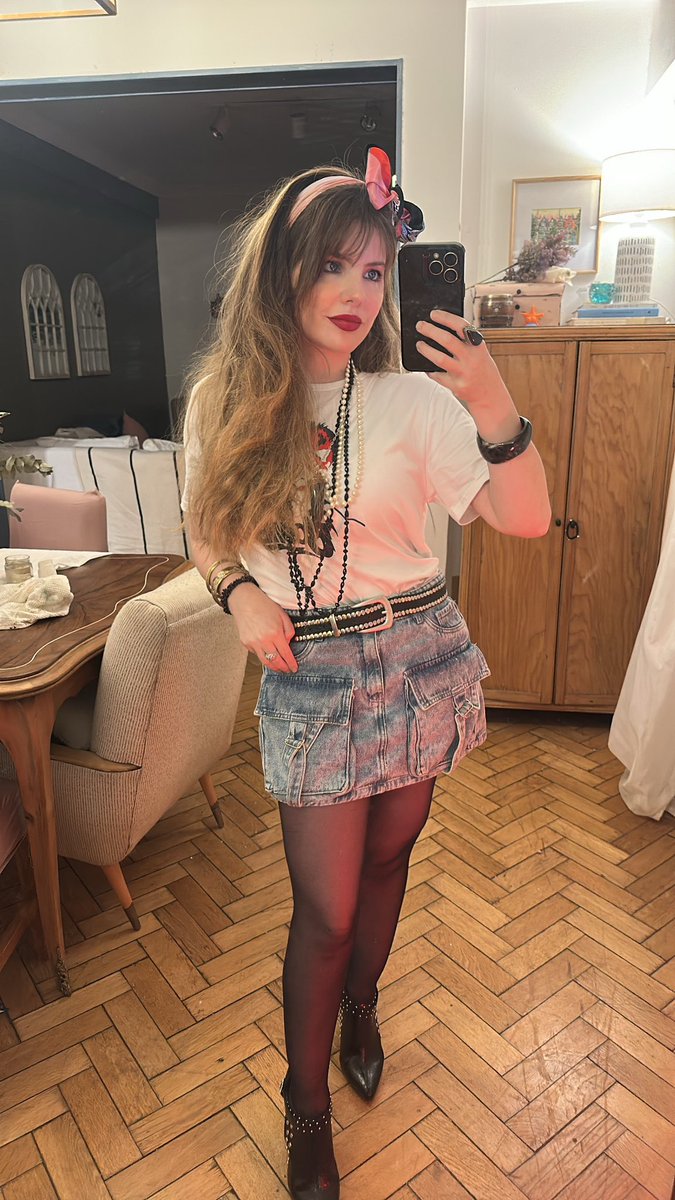 Otra para vitalizar🤣 Vestite de los 80 que tenés la fiesta de StrangerThings Para Netflix ¡no se hable más! Soy una persona musical y estéticamente anclada en esa época.