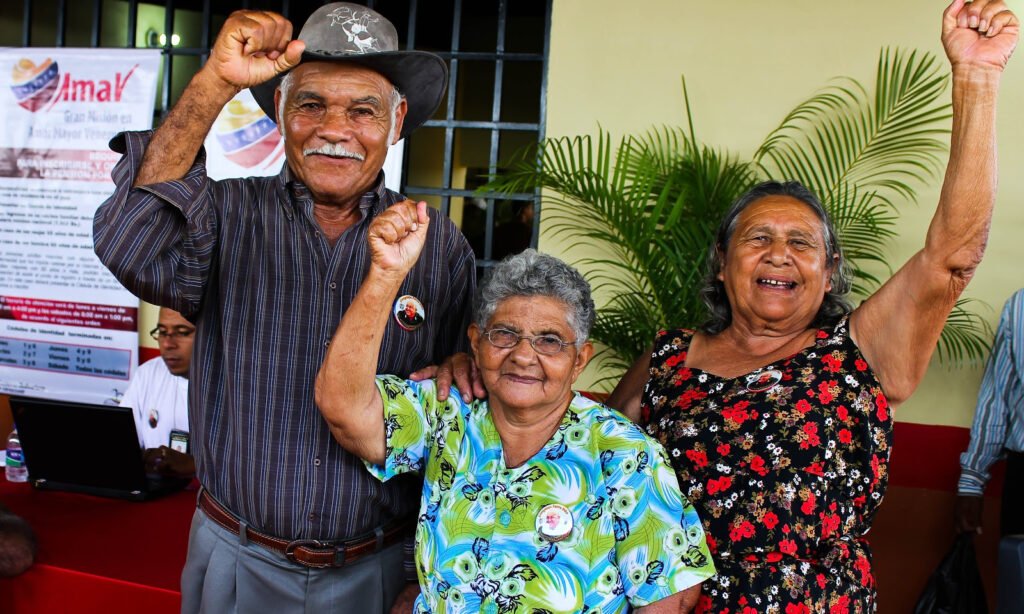 #11Dic #Bonos 
La administración de Nicolás Maduro inició el pago de diciembre de la Gran Misión Amor Mayor: 130 bolívares + 130 bolívares de bonificación, total 260 bolívares, equivalentes a 0,98 dólares según el tipo de cambio oficial del BCV. Beneficio llega a pensionados