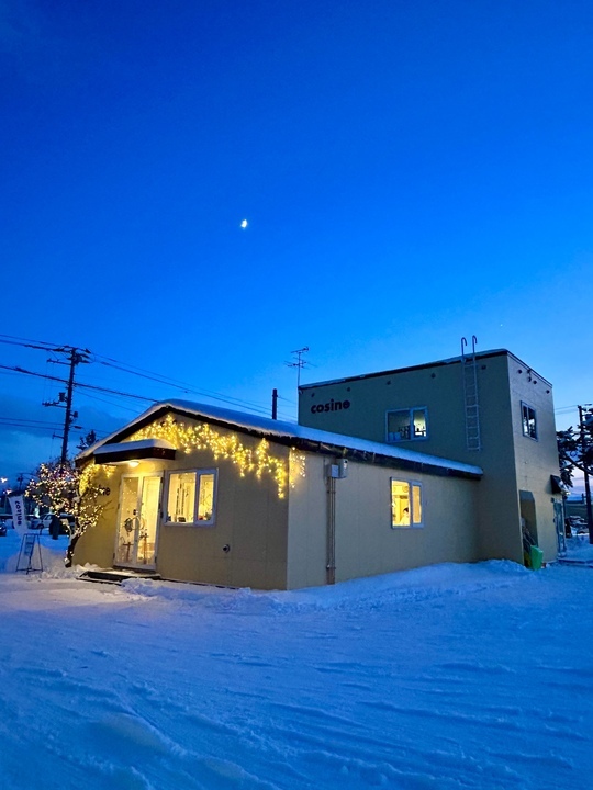 cosine_com's tweet image. 雪あかりの朝に。かまくらみたいなコサイン旭川本店より」
Ｎo.4041　2025年12月12日（金）（-9℃⇒-6℃）曇
おはようございます
今朝の旭川はふわふわの雪に包まれ、とても静かで美しいスタートとなりました
業者の方が丁寧に雪を片づけてくださり、広い敷地がすっきり。x.gd/UIv7V