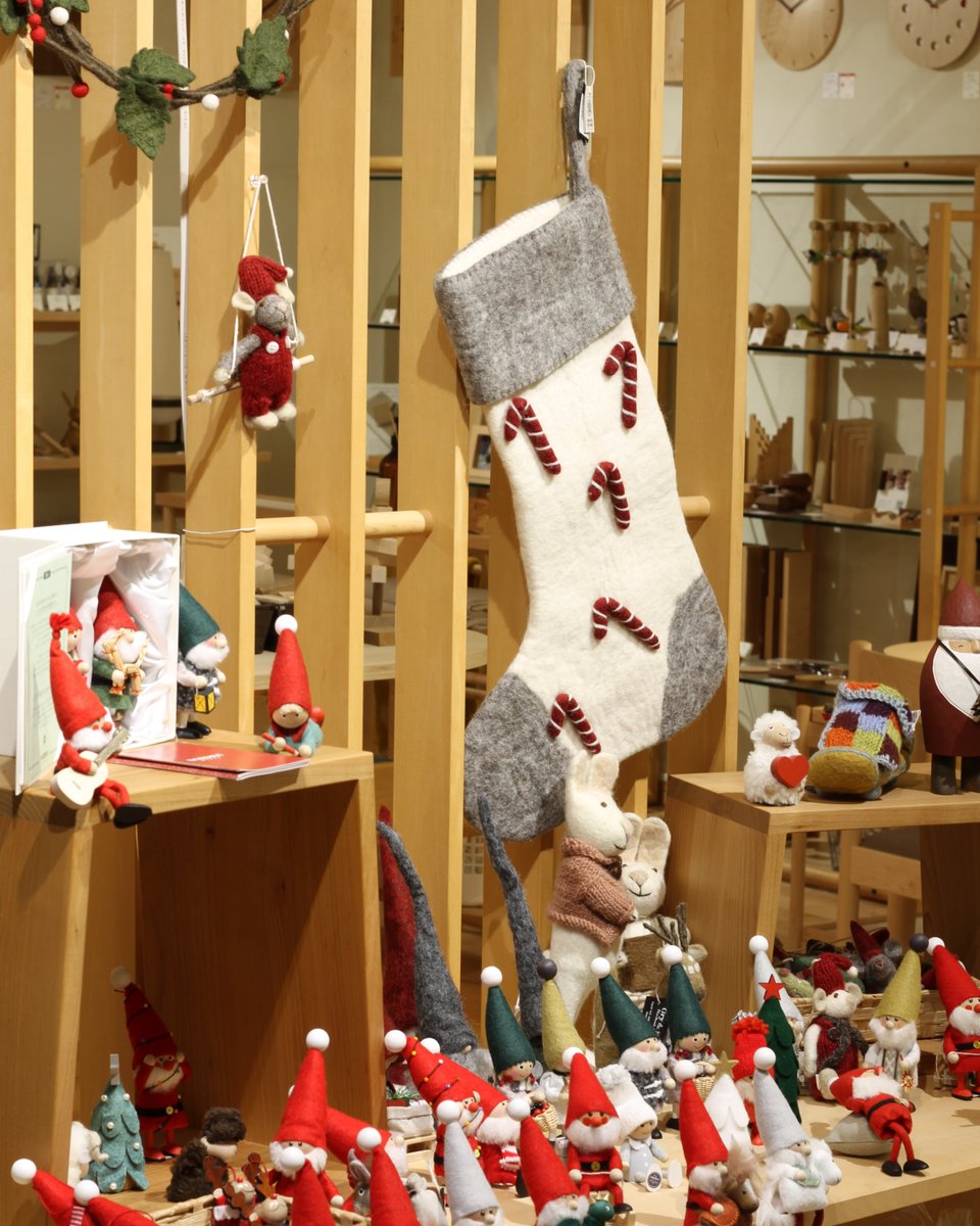 cosine_com's tweet image. 雪あかりの朝に。かまくらみたいなコサイン旭川本店より」
Ｎo.4041　2025年12月12日（金）（-9℃⇒-6℃）曇
おはようございます
今朝の旭川はふわふわの雪に包まれ、とても静かで美しいスタートとなりました
業者の方が丁寧に雪を片づけてくださり、広い敷地がすっきり。x.gd/UIv7V